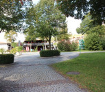 gepflegte parkähnliche Umgebung