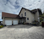 großzügiger Parkplatz vor dem Haus