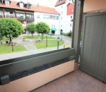 Blick vom überdachten Balkon direkt auf den Brunnenplatz