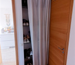 Schuhregal/ Tür von Diele/ Treppenhaus zum OG (Wohnbereich)