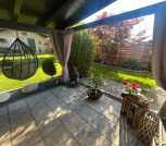 überdachte Pergola Südseite und Gartenhaus